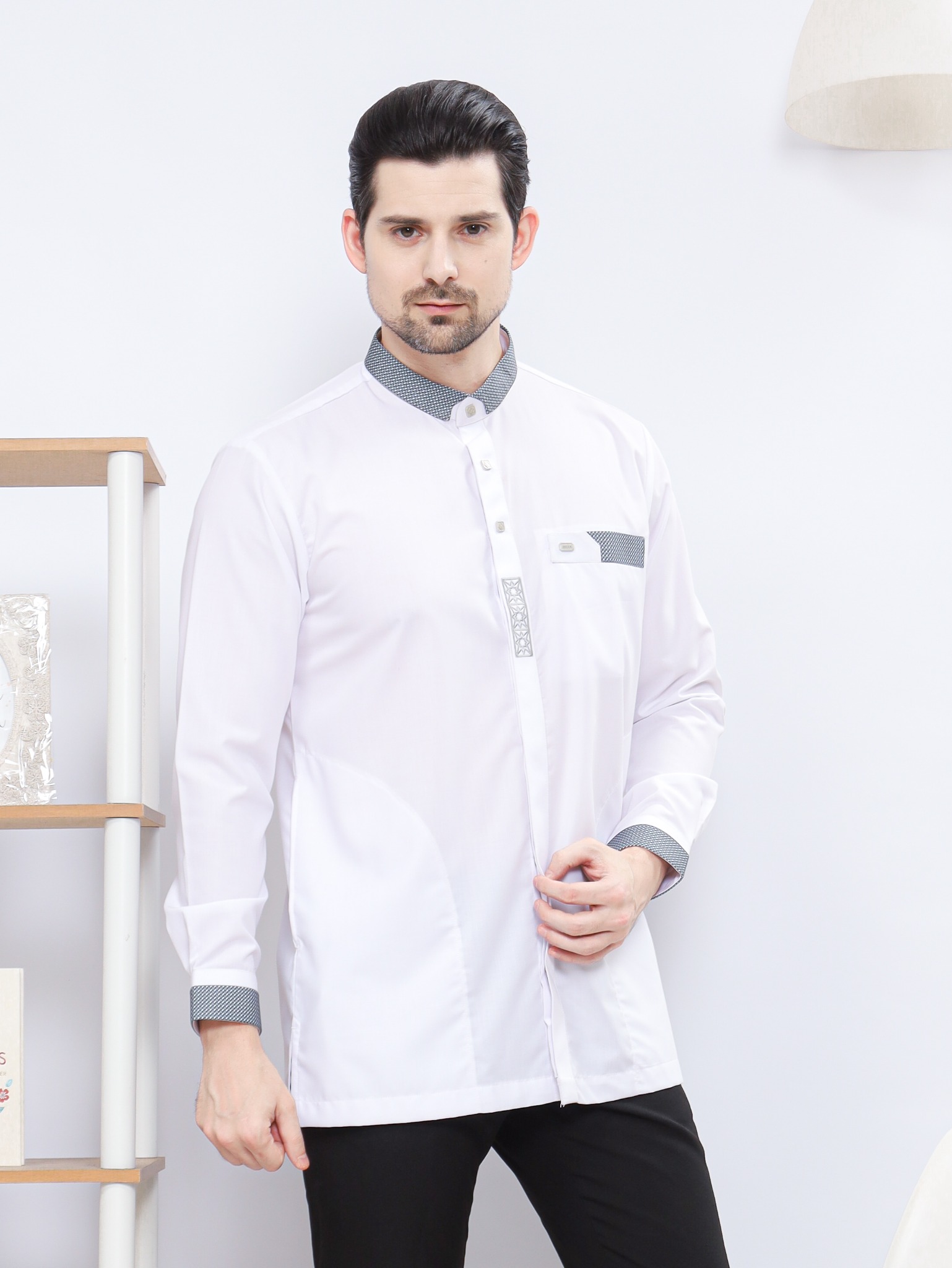 Detail kerah, saku, plaket dan manset Hamzah White lengan panjang