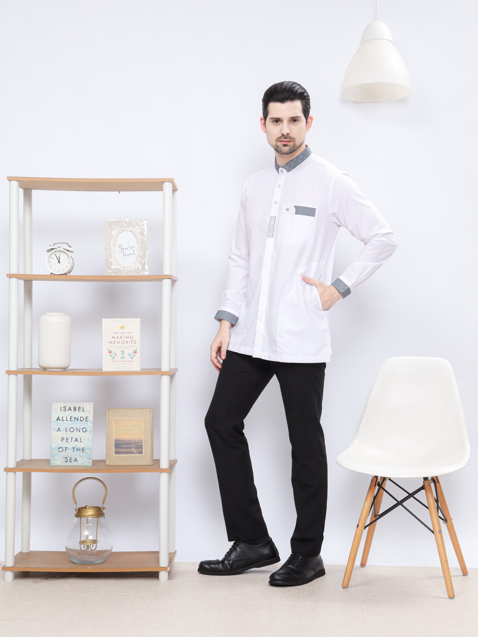 Hamzah White Series lengan panjang, pose depan