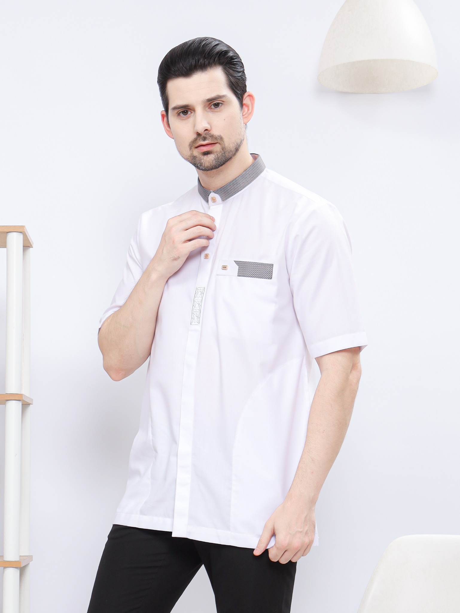 Detail kerah, saku dan plaket Hamzah White lengan pendek